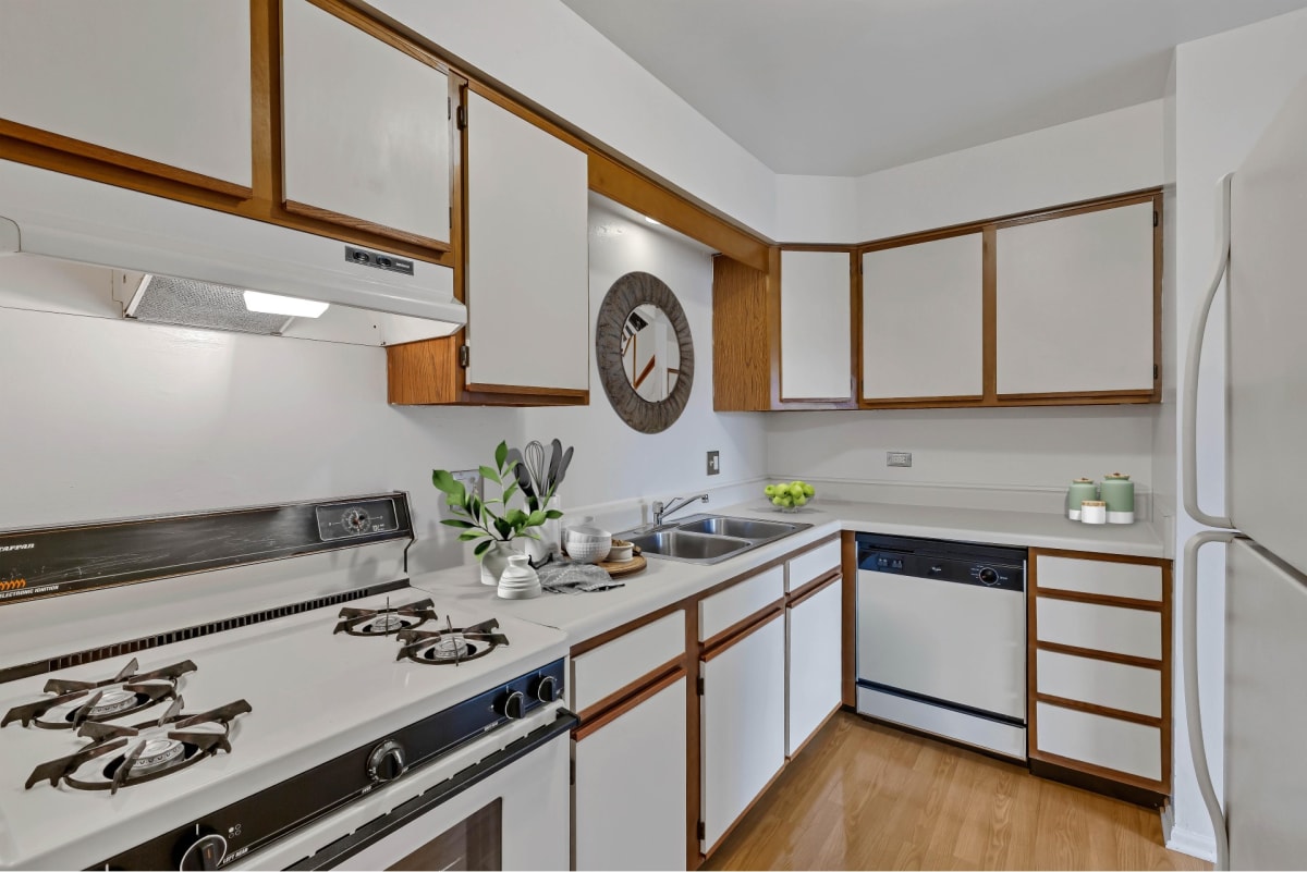 Photos and Video of Hillcrest Apartments in Glen Ellyn, IL